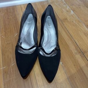Elegant Tahari Women's Low Heel Black Shoes - Size 7